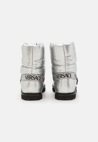 versace winterstiefel